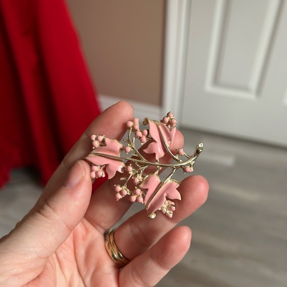 Vintage 1960 CORO Pink Floral Brooch from estate sale 🌸 - Picture 1 of 8